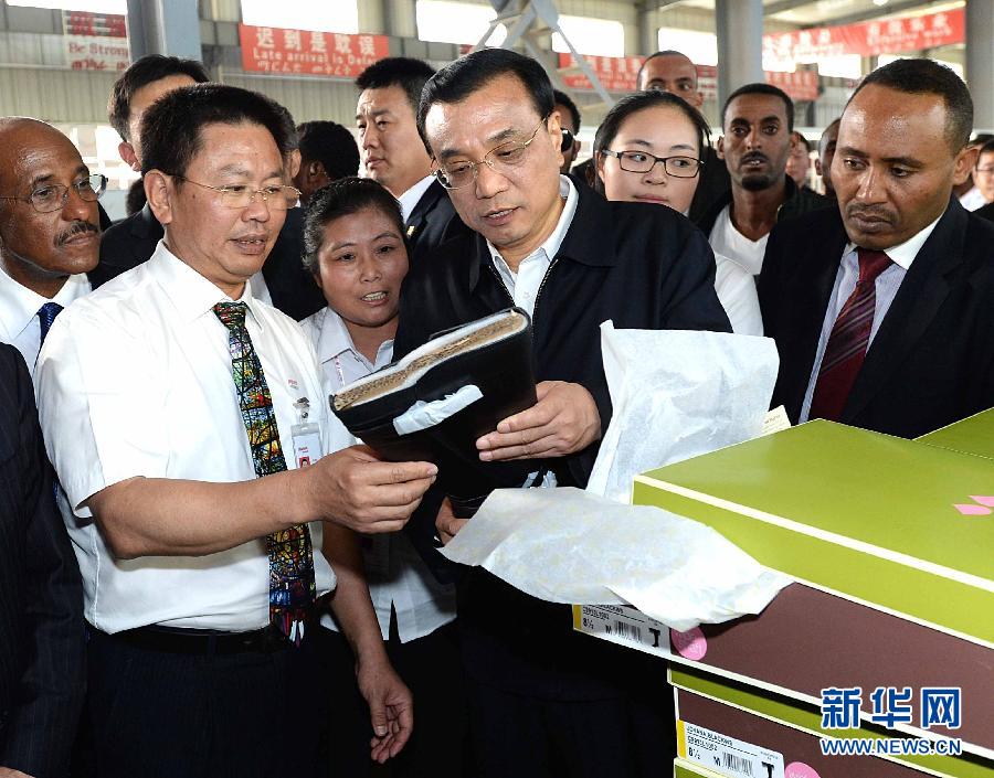 5月5日，中國國務院總理李克強在埃塞俄比亞總理海爾馬里亞姆陪同下參觀東方工業園。這是李克強在生產車間聽取負責人介紹生產情況。新華社記者 李濤 攝