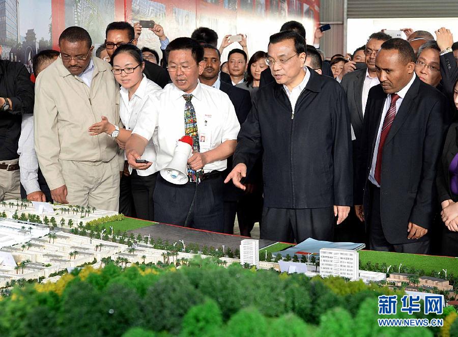  5月5日，中國國務院總理李克強在埃塞俄比亞總理海爾馬里亞姆陪同下參觀東方工業園。這是李克強與海爾馬里亞姆（左一）一起觀看工業園沙盤展示。新華社記者 李濤
