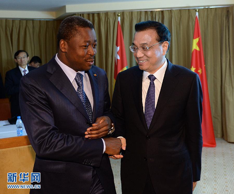5月7日，正在尼日利亞訪問(wèn)的中國(guó)國(guó)務(wù)院總理李克強(qiáng)在阿布賈會(huì)見(jiàn)出席第24屆世界經(jīng)濟(jì)論壇非洲峰會(huì)全會(huì)的多哥總統(tǒng)福雷。 新華社記者 李濤 攝 