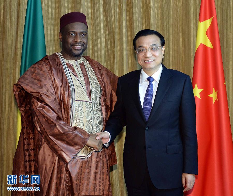 5月7日，正在尼日利亞訪問(wèn)的國(guó)務(wù)院總理李克強(qiáng)在阿布賈會(huì)見(jiàn)出席第24屆世界經(jīng)濟(jì)論壇非洲峰會(huì)全會(huì)的馬里總理馬拉。 新華社記者 李濤 攝 