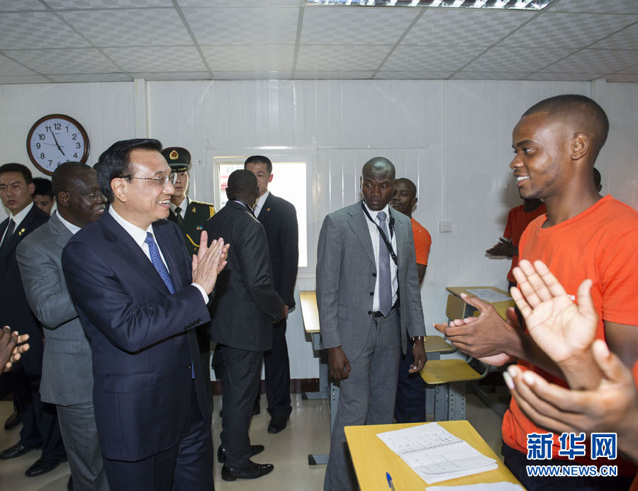 這是李克強在學校教室內(nèi)同正在上課的學生互動交流。新華社記者王曄攝