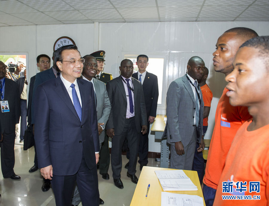 這是李克強在學校教室內同正在上課的學生互動交流。新華社記者王曄攝