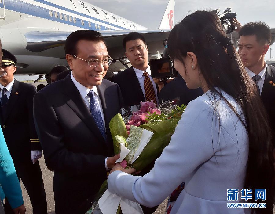 5月8日，應安哥拉總統多斯桑托斯邀請，中國國務院總理李克強乘專機抵達羅安達二月四日國際機場，開始對安哥拉進行正式訪問。 新華社記者李濤 攝 