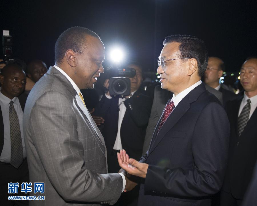 5月9日,應(yīng)肯尼亞總統(tǒng)肯雅塔邀請,中國國務(wù)院總理李克強乘專機抵達內(nèi)羅畢肯雅塔國際機場,開始對肯尼亞進行正式訪問。李克強總理夫人程虹同機抵達。肯尼亞總統(tǒng)肯雅塔和副總統(tǒng)魯托率肯政府高級官員到機場迎接。新華社記者 謝環(huán)馳 攝 5月9日,應(yīng)肯尼亞總統(tǒng)肯雅塔邀請,中國國務(wù)院總理李克強乘專機抵達內(nèi)羅畢肯雅塔國際機場,開始對肯尼亞進行正式訪問。李克強總理夫人程虹同機抵達。肯尼亞總統(tǒng)肯雅塔和副總統(tǒng)魯托率肯政府高級官員到機場迎接。新華社記者 謝環(huán)馳 攝