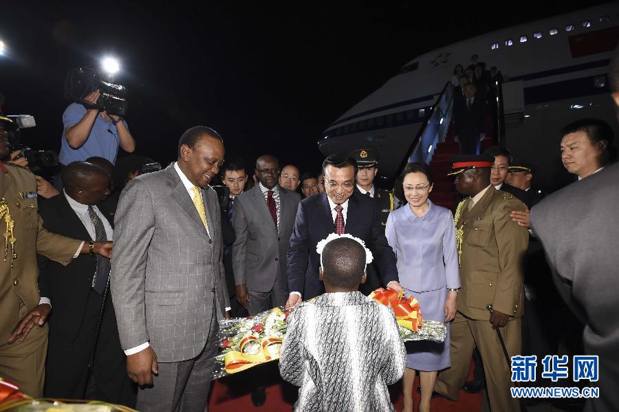 5月9日,應(yīng)肯尼亞總統(tǒng)肯雅塔邀請,中國國務(wù)院總理李克強乘專機抵達內(nèi)羅畢肯雅塔國際機場,開始對肯尼亞進行正式訪問。李克強總理夫人程虹同機抵達。肯尼亞總統(tǒng)肯雅塔和副總統(tǒng)魯托率肯政府高級官員到機場迎接。這是肯尼亞兒童向李克強夫婦獻上鮮花。新華社記者李學仁攝 5月9日,應(yīng)肯尼亞總統(tǒng)肯雅塔邀請,中國國務(wù)院總理李克強乘專機抵達內(nèi)羅畢肯雅塔國際機場,開始對肯尼亞進行正式訪問。李克強總理夫人程虹同機抵達。肯尼亞總統(tǒng)肯雅塔和副總統(tǒng)魯托率肯政府高級官員到機場迎接。這是肯尼亞兒童向李克強夫婦獻上鮮花。新華社記者李學仁攝