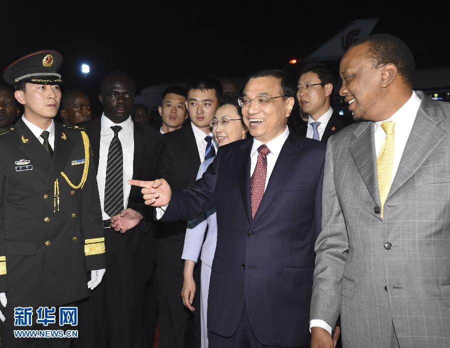 5月9日,應(yīng)肯尼亞總統(tǒng)肯雅塔邀請,中國國務(wù)院總理李克強乘專機抵達內(nèi)羅畢肯雅塔國際機場,開始對肯尼亞進行正式訪問。李克強總理夫人程虹同機抵達。肯尼亞總統(tǒng)肯雅塔和副總統(tǒng)魯托率肯政府高級官員到機場迎接。新華社記者 李學仁 攝 5月9日,應(yīng)肯尼亞總統(tǒng)肯雅塔邀請,中國國務(wù)院總理李克強乘專機抵達內(nèi)羅畢肯雅塔國際機場,開始對肯尼亞進行正式訪問。李克強總理夫人程虹同機抵達。肯尼亞總統(tǒng)肯雅塔和副總統(tǒng)魯托率肯政府高級官員到機場迎接。新華社記者 李學仁 攝