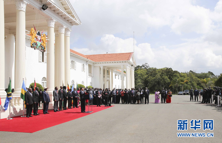 5月11日,中國國務(wù)院總理李克強(qiáng)在內(nèi)羅畢國家宮與肯尼亞總統(tǒng)肯雅塔共同會見記者,介紹中非合作建設(shè)肯尼亞蒙巴薩-內(nèi)羅畢鐵路情況。烏干達(dá)總統(tǒng)穆塞韋尼、盧旺達(dá)總統(tǒng)卡加梅、南蘇丹總統(tǒng)基爾等東非地區(qū)國家領(lǐng)導(dǎo)人參加。新華社記者丁林?jǐn)z 5月11日,中國國務(wù)院總理李克強(qiáng)在內(nèi)羅畢國家宮與肯尼亞總統(tǒng)肯雅塔共同會見記者,介紹中非合作建設(shè)肯尼亞蒙巴薩-內(nèi)羅畢鐵路情況。烏干達(dá)總統(tǒng)穆塞韋尼、盧旺達(dá)總統(tǒng)卡加梅、南蘇丹總統(tǒng)基爾等東非地區(qū)國家領(lǐng)導(dǎo)人參加。新華社記者丁林?jǐn)z