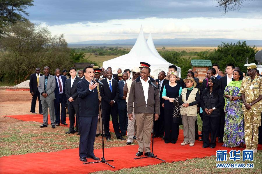 5月10日，國務院總理李克強與肯尼亞總統肯雅塔共同參觀肯尼亞內羅畢國家公園焚燒象牙紀念地，并對中外記者發表講話?？夏醽喐笨偨y魯托陪同參觀。新華社記者 李濤 攝 