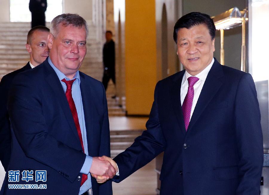 6月13日，中共中央政治局常委、中央書記處書記劉云山在赫爾辛基會(huì)見芬蘭社民黨主席、財(cái)政部長(zhǎng)林內(nèi)。 新華社記者姚大偉攝