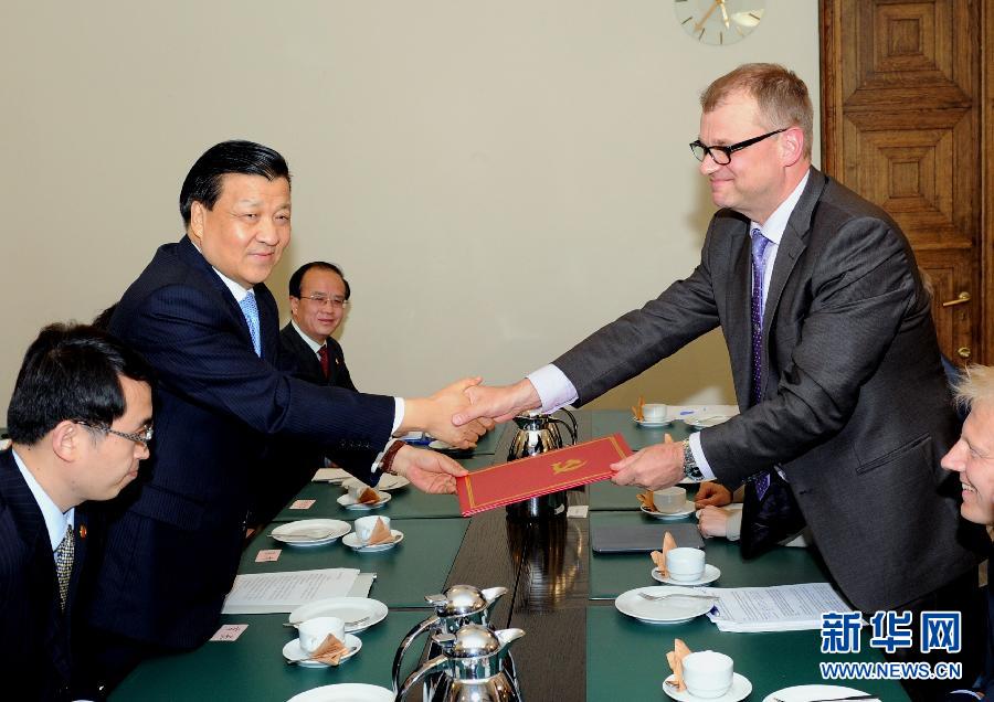 6月12日，中共中央政治局常委、中央書記處書記劉云山在赫爾辛基會(huì)見芬蘭中間黨主席西皮萊。 新華社記者饒愛民攝