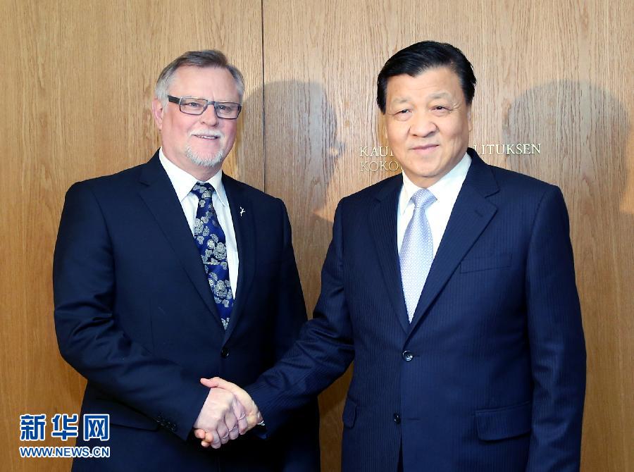 6月14日，中共中央政治局常委、中央書記處書記劉云山在芬蘭羅瓦涅米會(huì)見羅瓦涅米市長(zhǎng)羅特沃寧。 新華社記者姚大偉攝