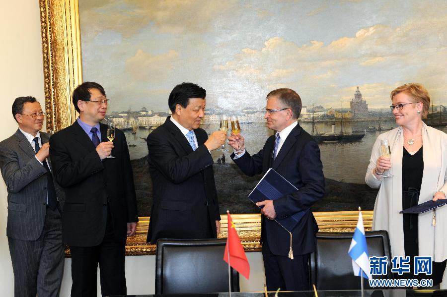 6月13日，中共中央政治局常委、中央書記處書記劉云山在赫爾辛基與赫爾辛基市長(zhǎng)帕尤寧共同出席中芬有關(guān)文化藝術(shù)合作及交流活動(dòng)的諒解備忘錄簽字儀式。新華社記者饒愛民攝 