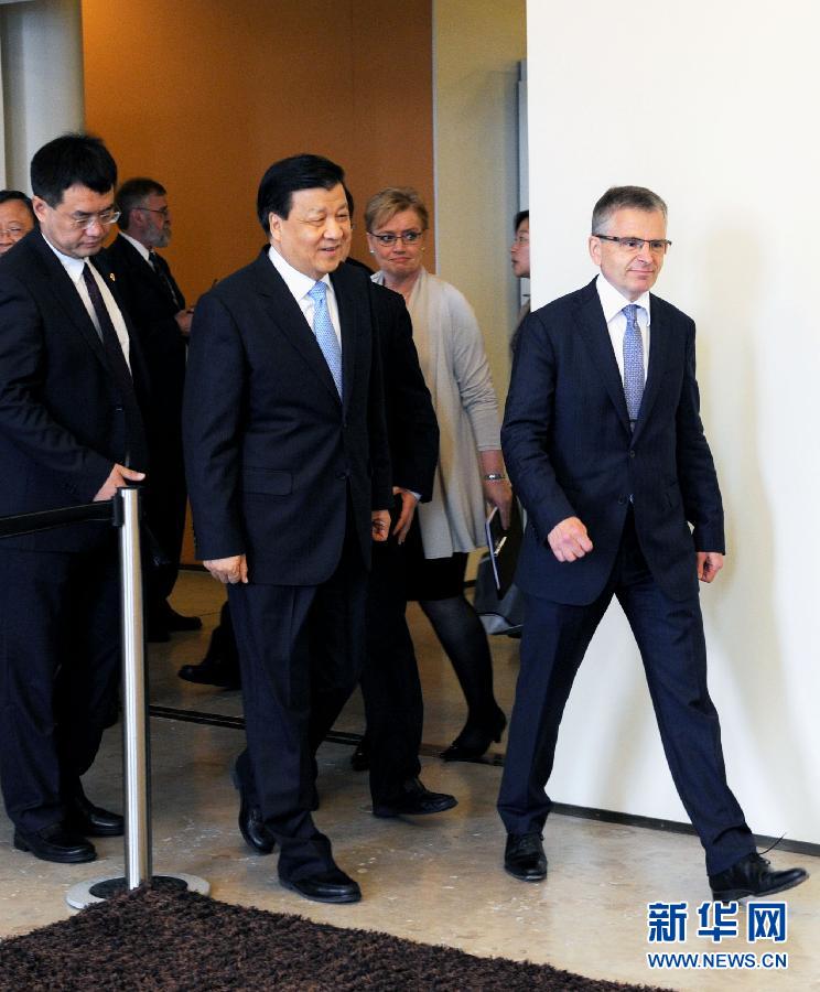 6月13日，中共中央政治局常委、中央書記處書記劉云山在赫爾辛基與赫爾辛基市長(zhǎng)帕尤寧共同出席中芬有關(guān)文化藝術(shù)合作及交流活動(dòng)的諒解備忘錄簽字儀式。新華社記者饒愛民攝