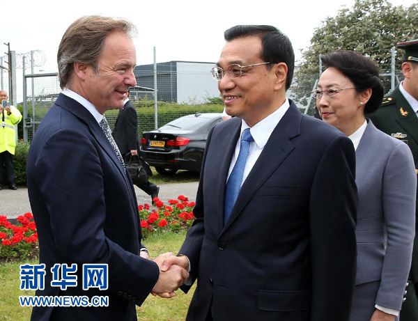 6月16日,應(yīng)英國首相卡梅倫邀請,國務(wù)院總理李克強乘專機抵達倫敦希思羅機場,開始對英國進行正式訪問。李克強總理夫人程虹同機抵達。這是英國政府高級官員到機場迎接李克強總理和夫人。新華社記者 龐興雷 攝 6月16日,應(yīng)英國首相卡梅倫邀請,國務(wù)院總理李克強乘專機抵達倫敦希思羅機場,開始對英國進行正式訪問。李克強總理夫人程虹同機抵達。這是英國政府高級官員到機場迎接李克強總理和夫人。新華社記者 龐興雷 攝