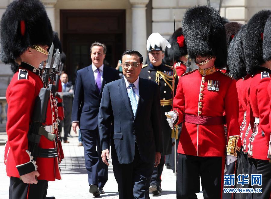 6月17日,中國國務院總理李克強在倫敦唐寧街10號首相府同英國首相卡梅倫舉行中英總理年度會晤。這是會晤前,卡梅倫為李克強舉行隆重的歡迎儀式。新華社記者 龐興雷 攝 6月17日,中國國務院總理李克強在倫敦唐寧街10號首相府同英國首相卡梅倫舉行中英總理年度會晤。這是會晤前,卡梅倫為李克強舉行隆重的歡迎儀式。新華社記者 龐興雷 攝