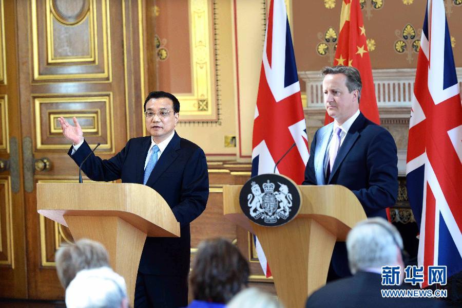 6月17日，中國(guó)國(guó)務(wù)院總理李克強(qiáng)同英國(guó)首相卡梅倫在倫敦舉行中英總理年度會(huì)晤后共同會(huì)見(jiàn)記者。新華社記者 李濤 攝  
