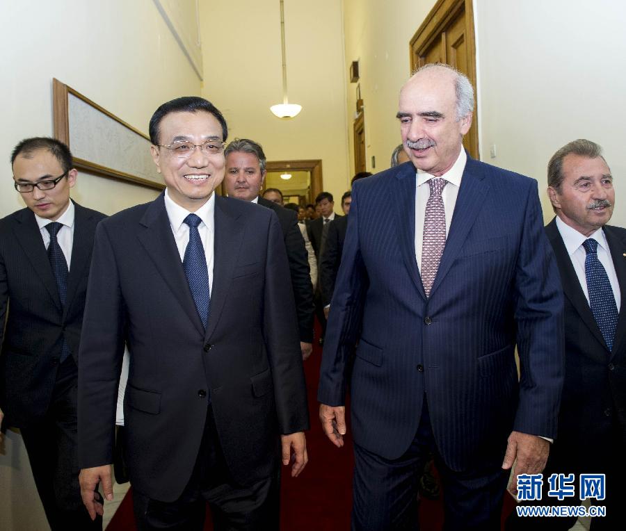 6月19日,國(guó)務(wù)院總理李克強(qiáng)在希臘議會(huì)大廈會(huì)見(jiàn)希臘議長(zhǎng)米馬拉基斯。新華社記者 王曄 攝 6月19日,國(guó)務(wù)院總理李克強(qiáng)在希臘議會(huì)大廈會(huì)見(jiàn)希臘議長(zhǎng)米馬拉基斯。新華社記者 王曄 攝