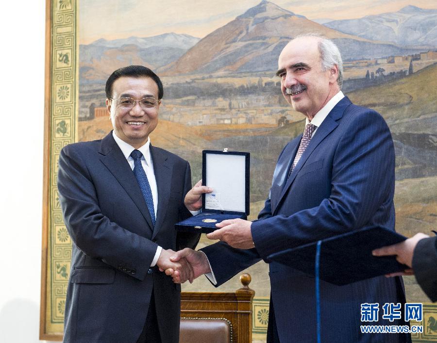 6月19日,國(guó)務(wù)院總理李克強(qiáng)在希臘議會(huì)大廈會(huì)見(jiàn)希臘議長(zhǎng)米馬拉基斯。這是會(huì)見(jiàn)前,米馬拉基斯代表希臘議會(huì)向李克強(qiáng)授予議會(huì)金質(zhì)勛章。新華社記者 王曄 攝 6月19日,國(guó)務(wù)院總理李克強(qiáng)在希臘議會(huì)大廈會(huì)見(jiàn)希臘議長(zhǎng)米馬拉基斯。這是會(huì)見(jiàn)前,米馬拉基斯代表希臘議會(huì)向李克強(qiáng)授予議會(huì)金質(zhì)勛章。新華社記者 王曄 攝