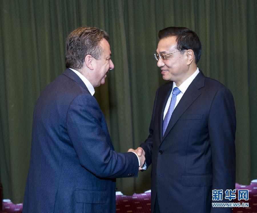 6月21日，國務院總理李克強在希臘克里特省首府伊拉克利翁會見省長阿爾納烏塔基斯。 新華社記者 王曄 攝 