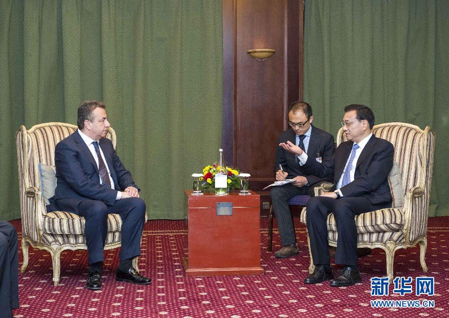 6月21日，國務院總理李克強在希臘克里特省首府伊拉克利翁會見省長阿爾納烏塔基斯。 新華社記者 王曄 攝