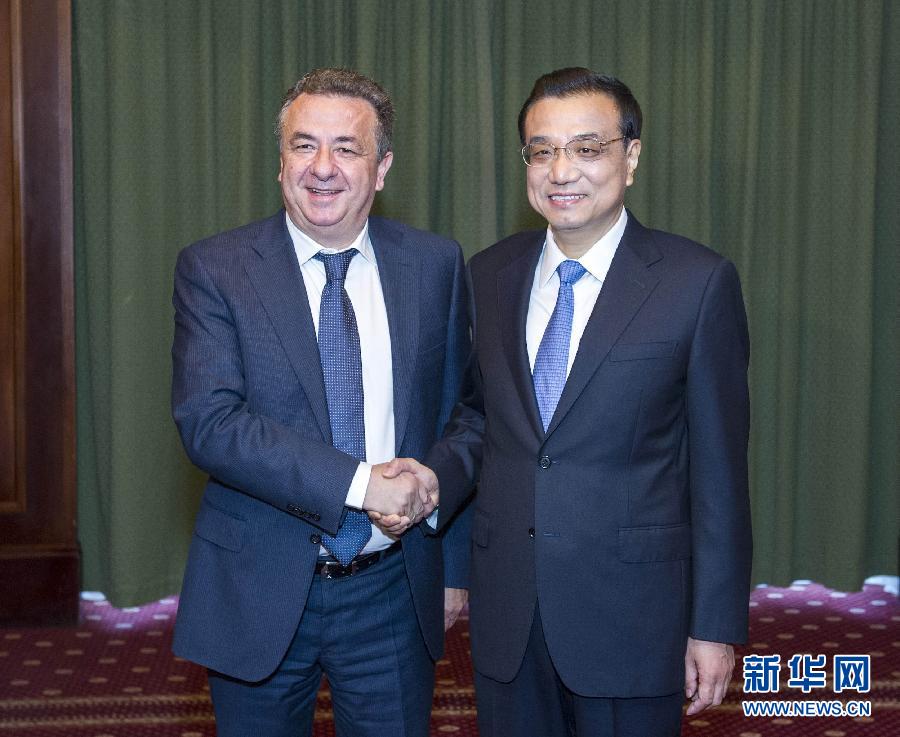 6月21日，國務院總理李克強在希臘克里特省首府伊拉克利翁會見省長阿爾納烏塔基斯。 新華社記者 王曄 攝