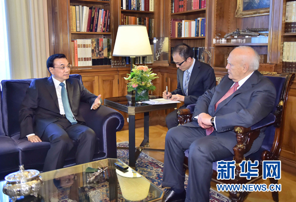 6月20日，國務(wù)院總理李克強在雅典總統(tǒng)府會見希臘總統(tǒng)帕普利亞斯。 新華社記者 李濤 攝