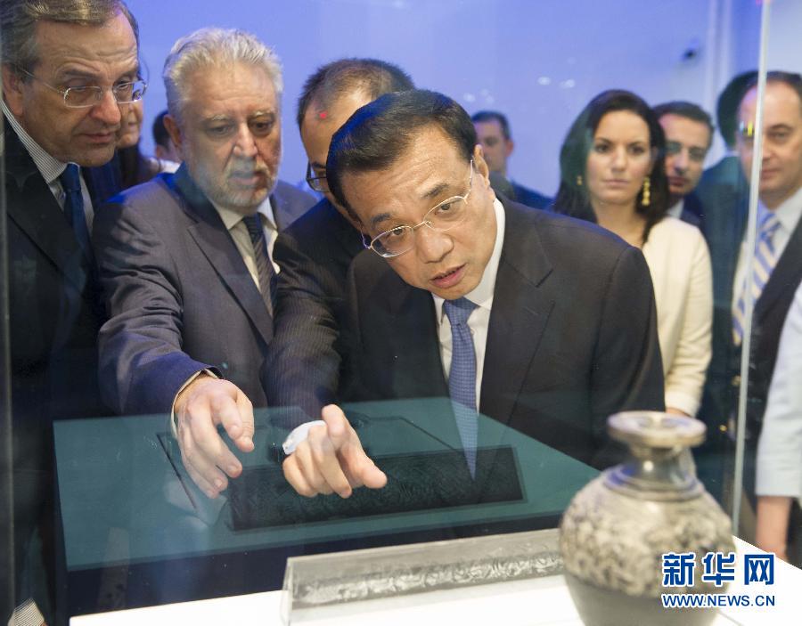  6月21日，國務院總理李克強與希臘總理薩馬拉斯共同出席希臘伊拉克利翁博物館新館開館儀式并發表講話。這是李克強在參觀博物館展品。新華社記者 黃敬文 攝 