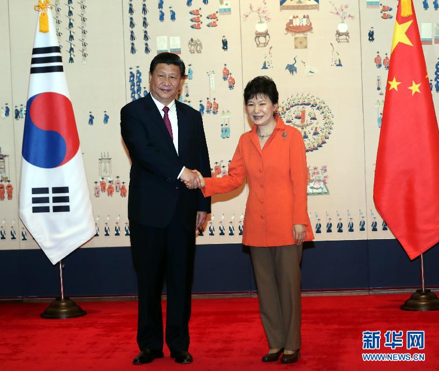 7月3日,國(guó)家主席習(xí)近平在首爾同韓國(guó)總統(tǒng)樸槿惠舉行會(huì)談。新華社記者 蘭紅光 攝 7月3日,國(guó)家主席習(xí)近平在首爾同韓國(guó)總統(tǒng)樸槿惠舉行會(huì)談。新華社記者 蘭紅光 攝