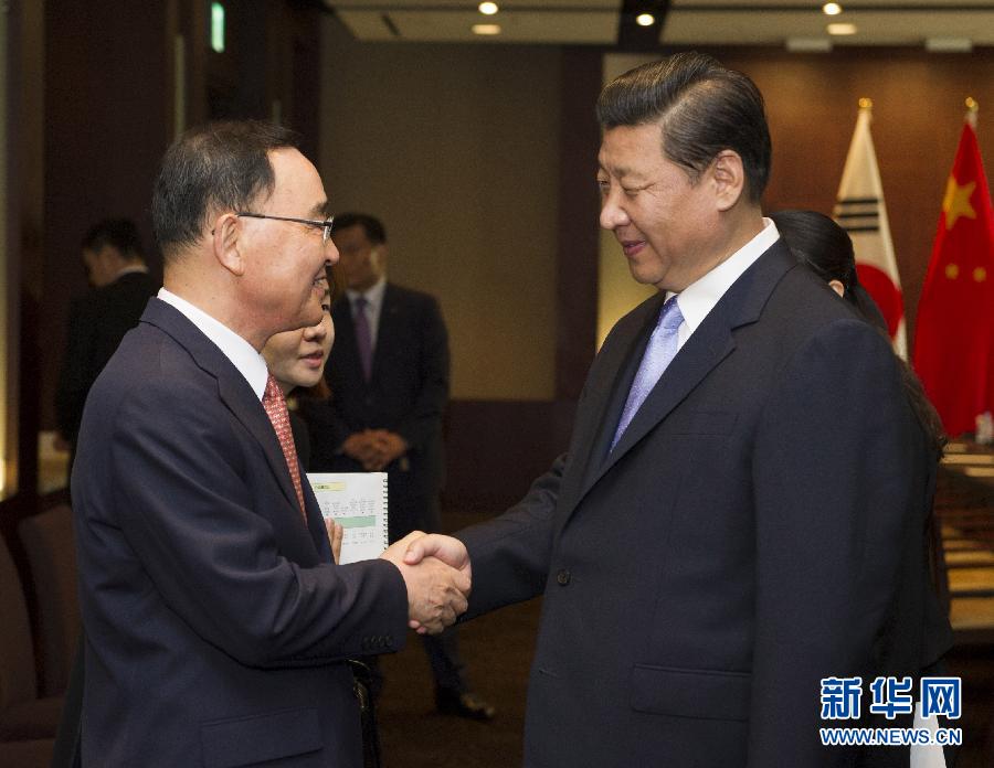 7月4日,國家主席習(xí)近平在首爾會(huì)見韓國總理鄭烘原。 新華社記者謝環(huán)馳攝 7月4日,國家主席習(xí)近平在首爾會(huì)見韓國總理鄭烘原。 新華社記者謝環(huán)馳攝