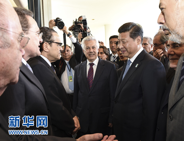 7月16日,國家主席習(xí)近平在巴西利亞會見巴西參議長卡列羅斯和眾議長阿爾維斯。這是兩院議長迎接習(xí)近平主席,并介紹議員代表。 新華社記者李學(xué)仁 攝 7月16日,國家主席習(xí)近平在巴西利亞會見巴西參議長卡列羅斯和眾議長阿爾維斯。這是兩院議長迎接習(xí)近平主席,并介紹議員代表。 新華社記者李學(xué)仁 攝