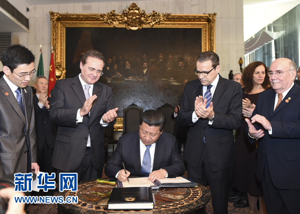 7月16日,國家主席習(xí)近平在巴西利亞會見巴西參議長卡列羅斯(前排左二)和眾議長阿爾維斯(前排右二)。這是習(xí)近平應(yīng)邀為參眾兩院題詞。新華社記者 李學(xué)仁 攝 7月16日,國家主席習(xí)近平在巴西利亞會見巴西參議長卡列羅斯(前排左二)和眾議長阿爾維斯(前排右二)。這是習(xí)近平應(yīng)邀為參眾兩院題詞。新華社記者 李學(xué)仁 攝