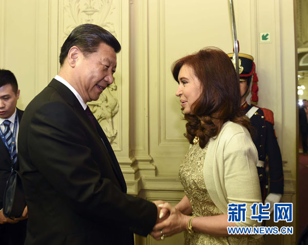 當地時間7月18日，國家主席習近平在布宜諾斯艾利斯同阿根廷總統克里斯蒂娜舉行會談。這是會談開始前，克里斯蒂娜在總統府為習近平舉行隆重歡迎儀式。新華社記者 李學仁 攝