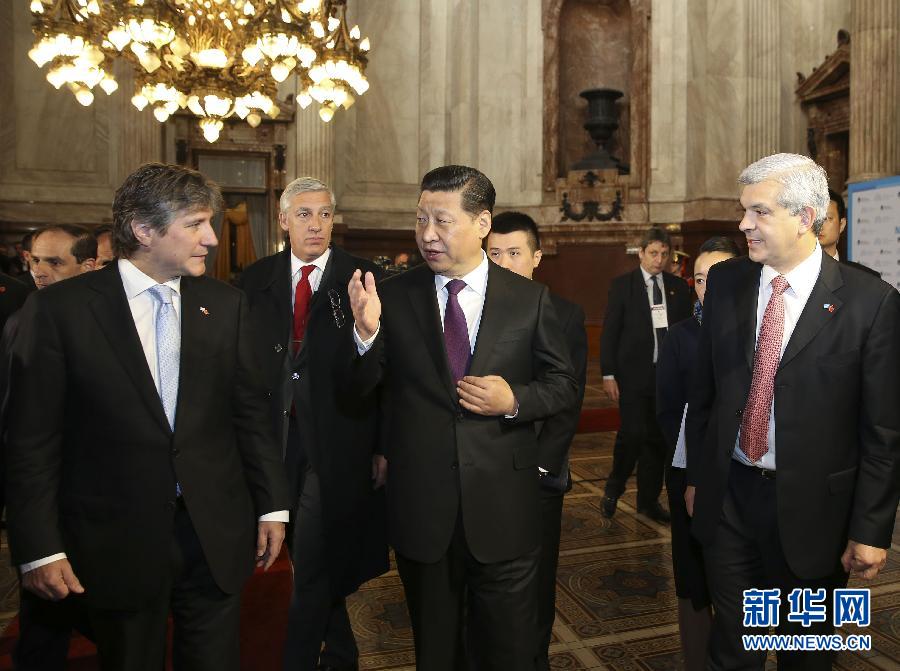 當地時間7月19日，國家主席習近平在布宜諾斯艾利斯會見阿根廷副總統兼參議長布杜（前左）和眾議長多明格斯（前右）。 新華社記者丁林攝 