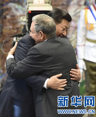 當地時間7月22日,國家主席習近平在哈瓦那接受古巴政府授予的“何塞·馬蒂”勛章。古巴國務委員會主席兼部長會議主席勞爾·卡斯特羅為習近平佩戴勛章。新華社記者馬占成攝 當地時間7月22日,國家主席習近平在哈瓦那接受古巴政府授予的“何塞·馬蒂”勛章。古巴國務委員會主席兼部長會議主席勞爾·卡斯特羅為習近平佩戴勛章。新華社記者馬占成攝