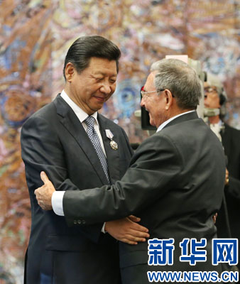 當地時間7月22日,國家主席習近平在哈瓦那接受古巴政府授予的“何塞·馬蒂”勛章。古巴國務委員會主席兼部長會議主席勞爾·卡斯特羅為習近平佩戴勛章。新華社記者劉衛兵攝 當地時間7月22日,國家主席習近平在哈瓦那接受古巴政府授予的“何塞·馬蒂”勛章。古巴國務委員會主席兼部長會議主席勞爾·卡斯特羅為習近平佩戴勛章。新華社記者劉衛兵攝