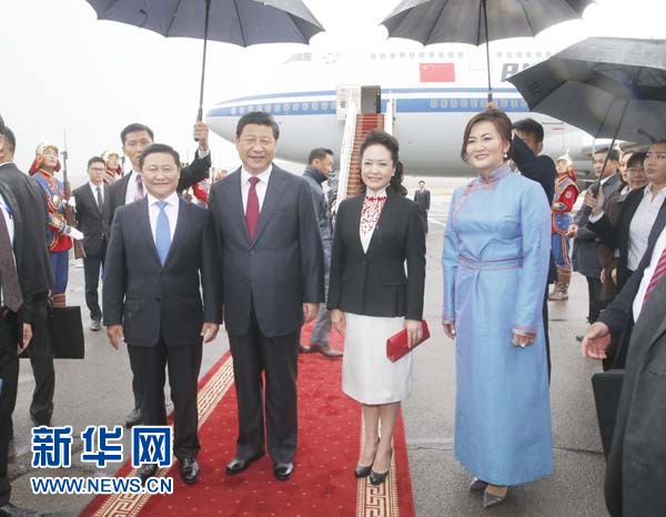8月21日,國家主席習近平抵達烏蘭巴托,開始對蒙古國進行國事訪問。習近平和夫人彭麗媛在機場受到蒙古國總理阿勒坦呼亞格夫婦熱情迎接。新華社記者鞠鵬攝 8月21日,國家主席習近平抵達烏蘭巴托,開始對蒙古國進行國事訪問。習近平和夫人彭麗媛在機場受到蒙古國總理阿勒坦呼亞格夫婦熱情迎接。新華社記者鞠鵬攝