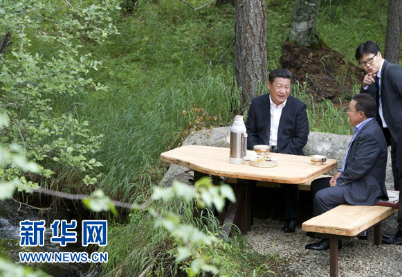 8月22日,國家主席習近平同蒙古國總統額勒貝格道爾吉在烏蘭巴托市郊的總統官邸再次會晤。這是習近平同額勒貝格道爾吉會晤后在溪畔飲茶。新華社記者 黃敬文 攝 8月22日,國家主席習近平同蒙古國總統額勒貝格道爾吉在烏蘭巴托市郊的總統官邸再次會晤。這是習近平同額勒貝格道爾吉會晤后在溪畔飲茶。新華社記者 黃敬文 攝