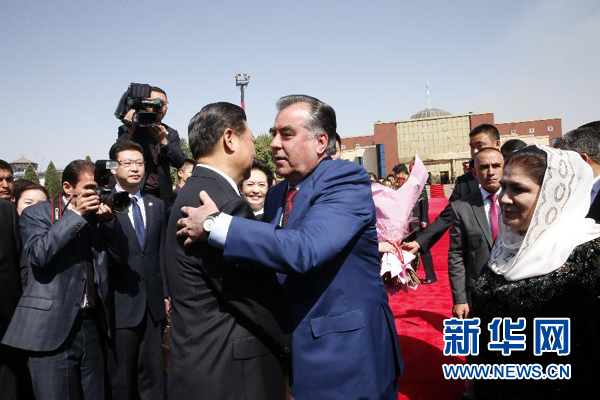 9月14日，國家主席習近平結束對塔吉克斯坦的國事訪問，乘坐專機離開杜尚別。拉赫蒙總統夫婦專程到機場為習近平和夫人彭麗媛送行。新華社記者 鞠鵬 攝 