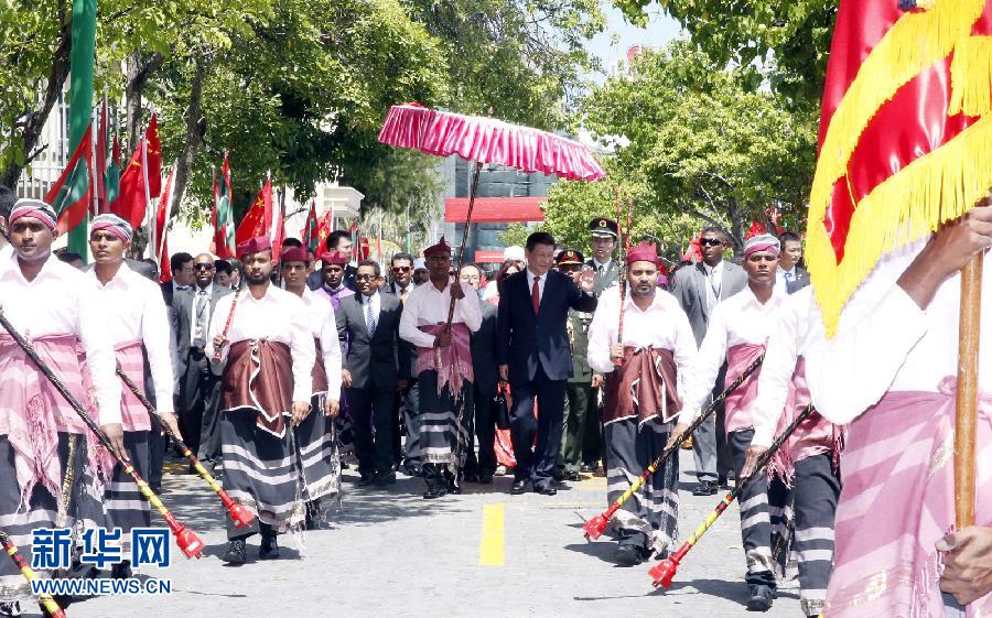 9月15日，國(guó)家主席習(xí)近平同馬爾代夫總統(tǒng)亞明在馬累舉行會(huì)談。會(huì)談前，亞明在共和國(guó)廣場(chǎng)為習(xí)近平舉行歡迎儀式。 新華社記者 鞠鵬 攝