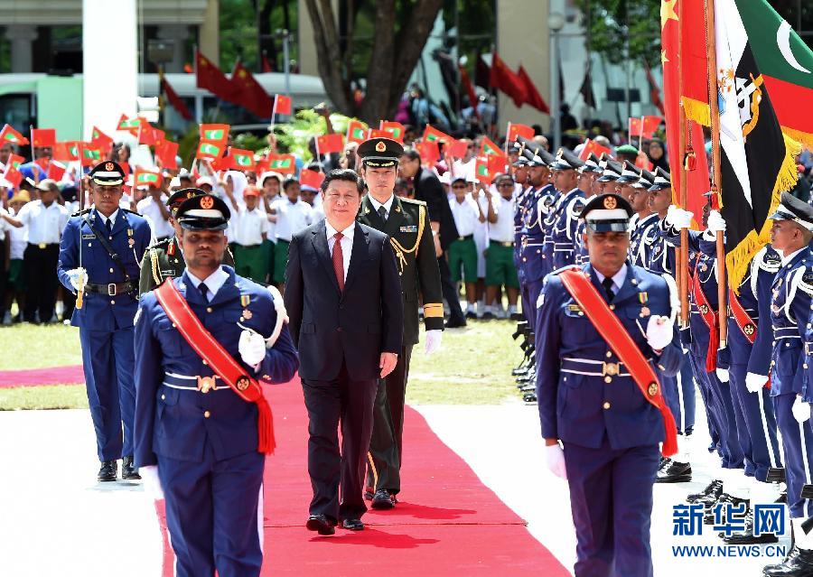 9月15日，國(guó)家主席習(xí)近平同馬爾代夫總統(tǒng)亞明在馬累舉行會(huì)談。會(huì)談前，亞明在共和國(guó)廣場(chǎng)為習(xí)近平舉行歡迎儀式。 新華社記者 馬占成 攝 