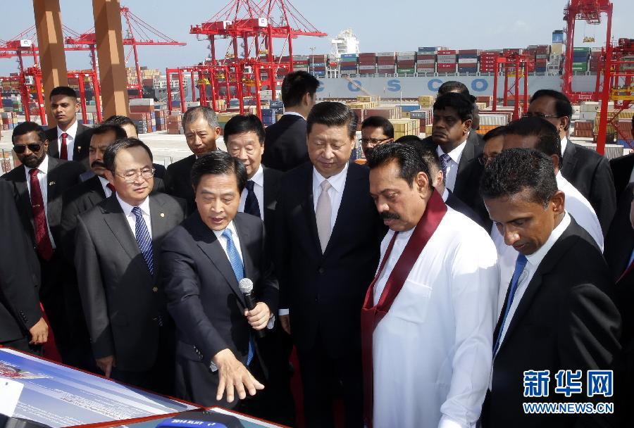 9月17日，國家主席習近平在斯里蘭卡總統拉賈帕克薩陪同下，考察中斯重要合作項目——科倫坡港南集裝箱碼頭。 新華社記者 鞠鵬 攝