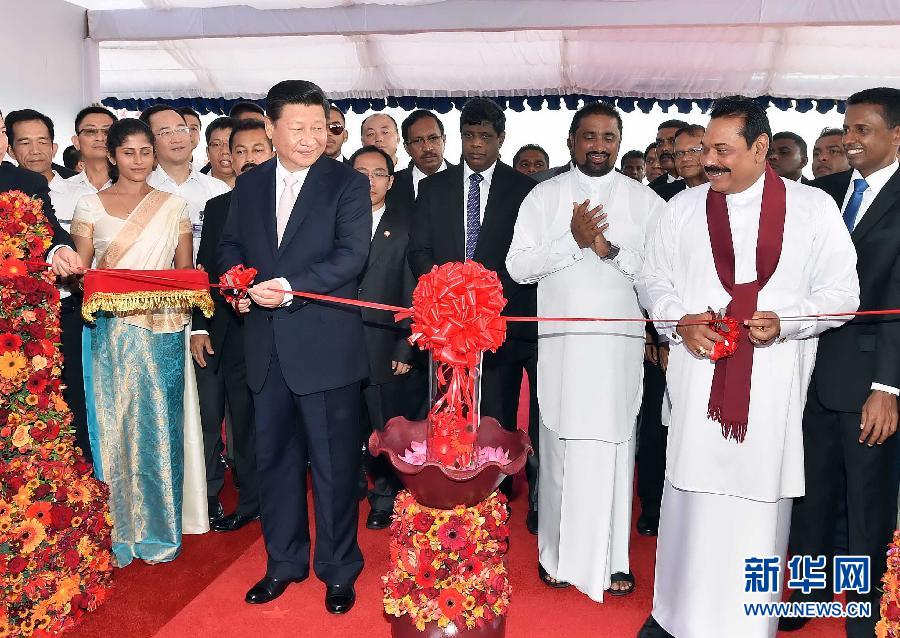 9月17日，國家主席習近平在斯里蘭卡總統拉賈帕克薩陪同下考察中斯港口合作項目。這是習近平和拉賈帕克薩為港口城開工剪彩。 新華社記者李濤 攝