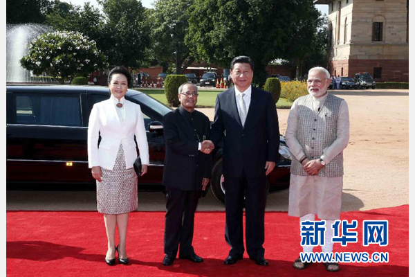 9月18日,國家主席習(xí)近平出席印度總統(tǒng)慕克吉在總統(tǒng)府舉行的隆重歡迎儀式。這是儀式前,習(xí)近平與慕克吉親切握手。 新華社記者 鞠鵬 攝 9月18日,國家主席習(xí)近平出席印度總統(tǒng)慕克吉在總統(tǒng)府舉行的隆重歡迎儀式。這是儀式前,習(xí)近平與慕克吉親切握手。 新華社記者 鞠鵬 攝
