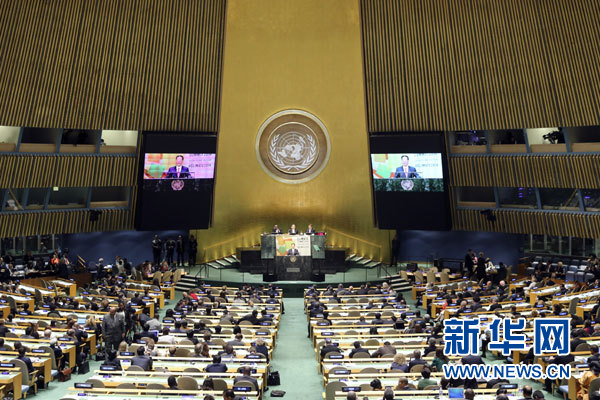 9月23日，國(guó)家主席習(xí)近平特使、國(guó)務(wù)院副總理張高麗在紐約聯(lián)合國(guó)總部出席聯(lián)合國(guó)氣候峰會(huì)，在峰會(huì)全會(huì)上發(fā)表題為《凝聚共識(shí)　落實(shí)行動(dòng)構(gòu)建合作共贏的全球氣候治理體系》的講話。 新華社記者 殷博古 攝
