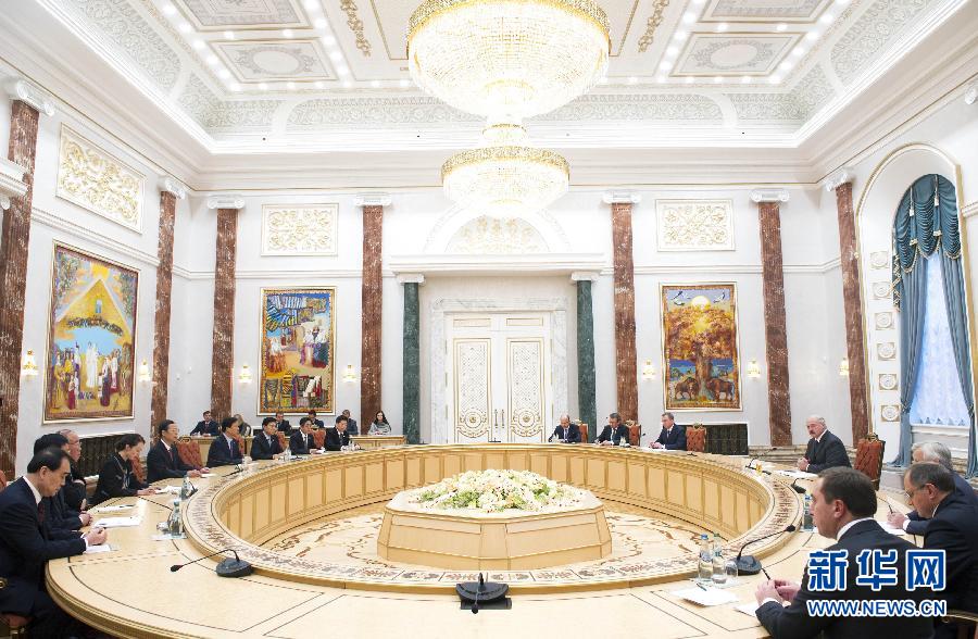 9月26日,應(yīng)邀訪問白俄羅斯的國務(wù)院副總理張高麗在明斯克會(huì)見白俄羅斯總統(tǒng)盧卡申科。新華社記者王曄攝 9月26日,應(yīng)邀訪問白俄羅斯的國務(wù)院副總理張高麗在明斯克會(huì)見白俄羅斯總統(tǒng)盧卡申科。新華社記者王曄攝