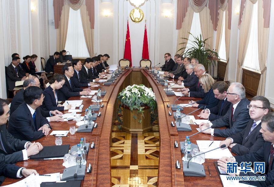 9月27日,應(yīng)邀訪問白俄羅斯的國務(wù)院副總理張高麗在明斯克同白俄羅斯總理米亞斯尼科維奇舉行會(huì)談。 新華社記者王曄攝 9月27日,應(yīng)邀訪問白俄羅斯的國務(wù)院副總理張高麗在明斯克同白俄羅斯總理米亞斯尼科維奇舉行會(huì)談。 新華社記者王曄攝