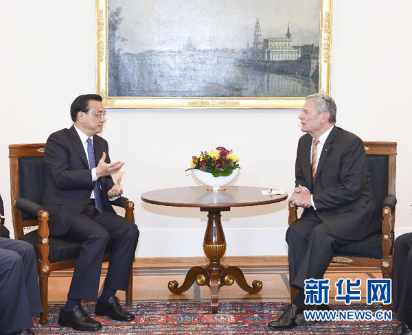 10月10日,國務(wù)院總理李克強在柏林會見德國總統(tǒng)高克。 新華社記者李學(xué)仁 攝 10月10日,國務(wù)院總理李克強在柏林會見德國總統(tǒng)高克。 新華社記者李學(xué)仁 攝
