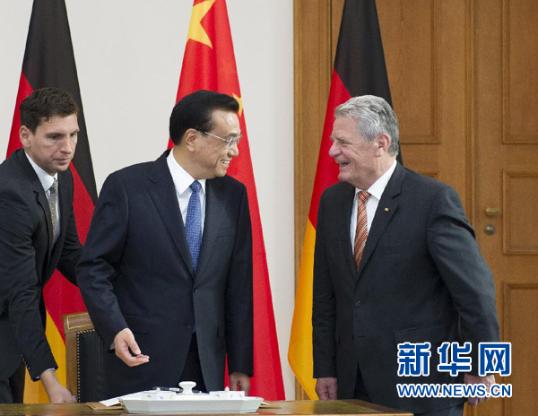 10月10日,國務(wù)院總理李克強在柏林會見德國總統(tǒng)高克。這是李克強總理與高克總統(tǒng)親切交談。 新華社記者 王曄 攝 10月10日,國務(wù)院總理李克強在柏林會見德國總統(tǒng)高克。這是李克強總理與高克總統(tǒng)親切交談。 新華社記者 王曄 攝