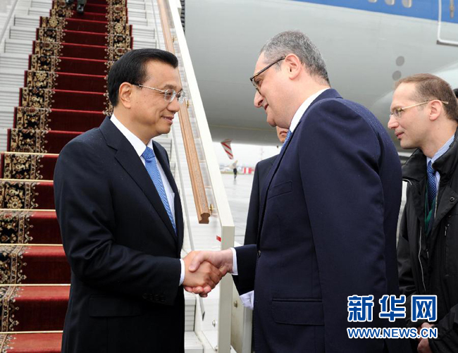 10月12日，中國國務院總理李克強乘專機抵達莫斯科，開始對俄羅斯進行正式訪問并舉行中俄總理第十九次定期會晤。俄羅斯聯邦政府高級官員到機場迎接李克強總理。新華社記者 饒愛民 攝