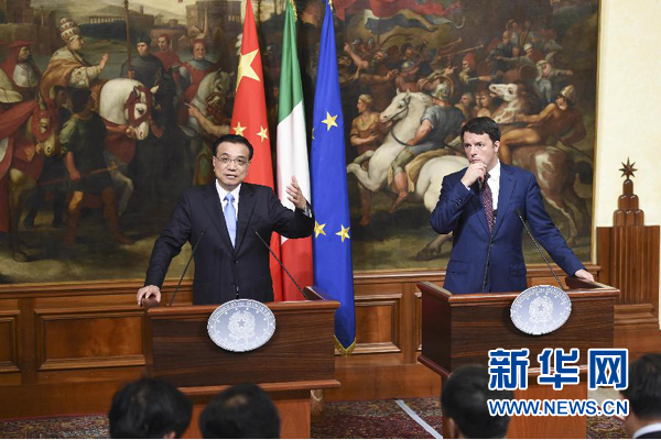 10月14日，國務院總理李克強在羅馬與意大利總理倫齊舉行會談后共同會見記者。 新華社記者 李學仁 攝